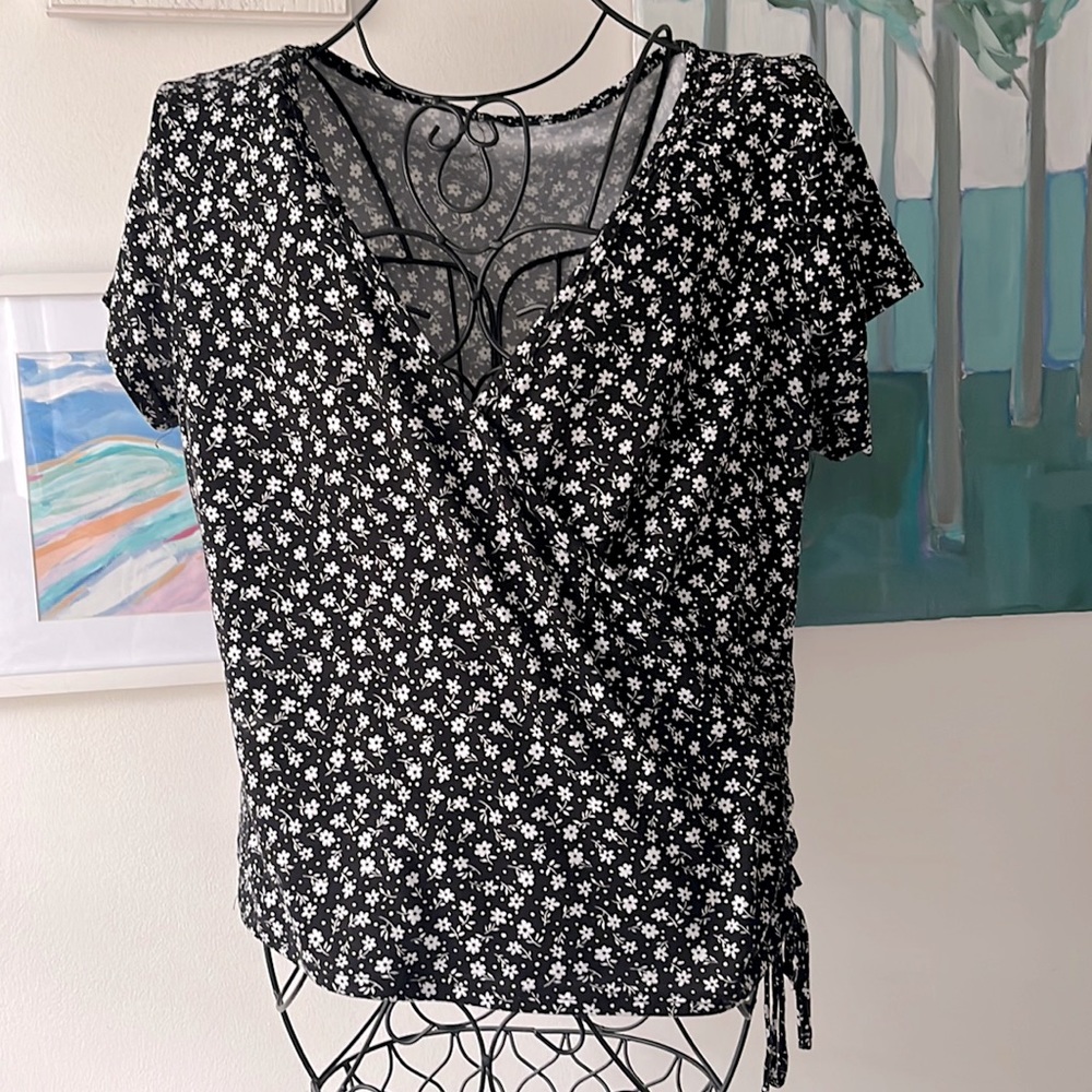 Women’s cross body, side toe top. Black with white flowers. Size L. No tag.